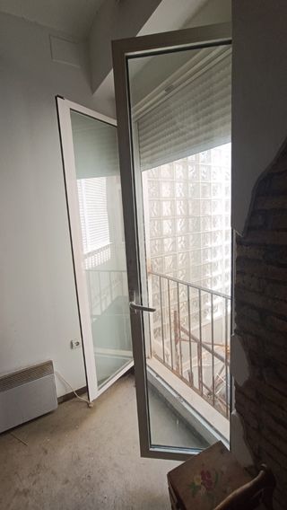 Ventana abatible aluminio con persiana