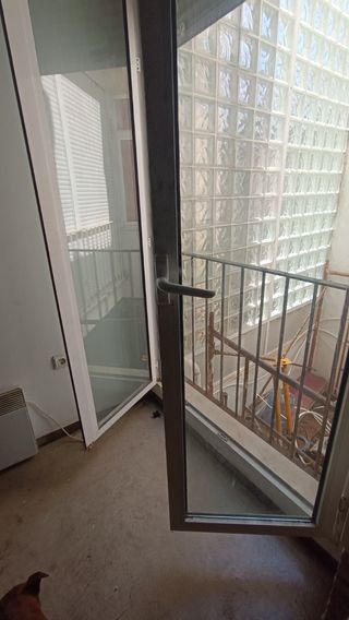 Ventana abatible aluminio con persiana
