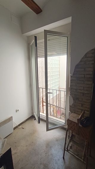 Ventana abatible aluminio con persiana