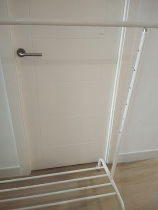 Burro ropa blanco metalico