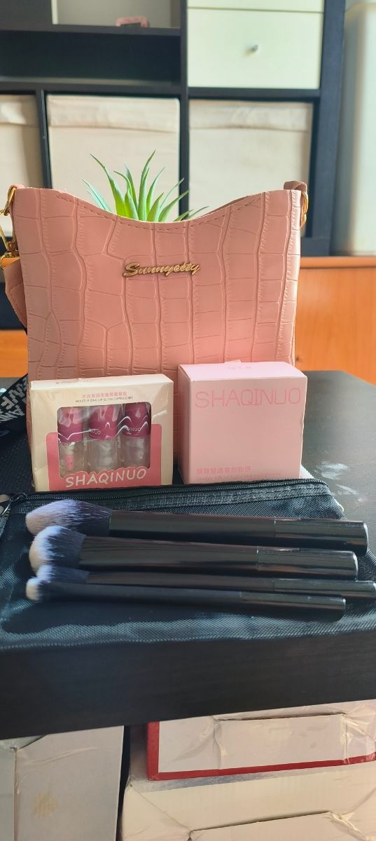 Bolso rosa + Maquillaje SHAQINUO