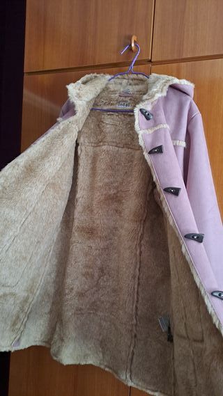 Abrigo rosa palo con capucha.