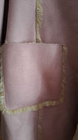 Abrigo rosa palo con capucha.