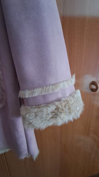Abrigo rosa palo con capucha.