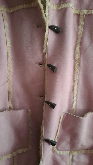 Abrigo rosa palo con capucha.