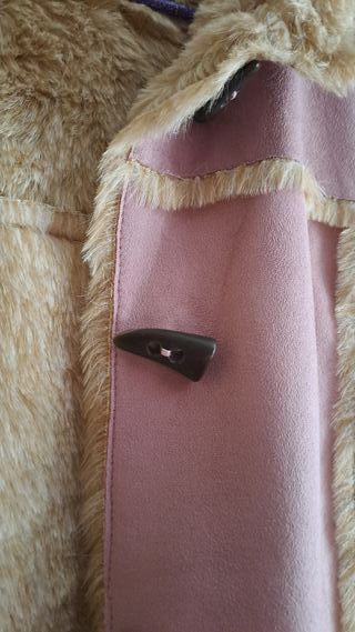 Abrigo rosa palo con capucha.