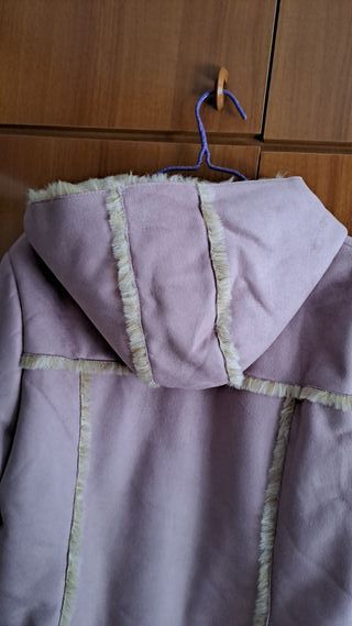 Abrigo rosa palo con capucha.