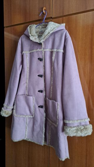 Abrigo rosa palo con capucha.