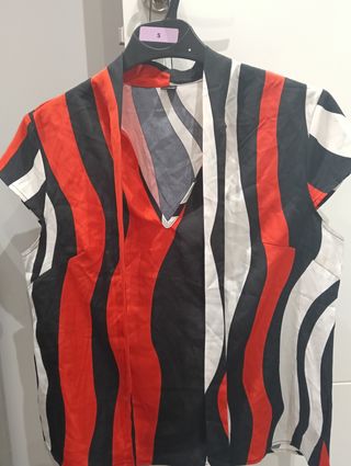 Blusa SHEIN M - roja y negra