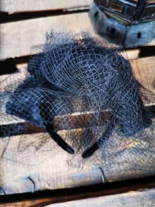 Antigua diadema con lazo y velo de rejilla. 