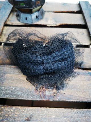 Antigua diadema con lazo y velo de rejilla. 