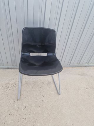 Silla Ikea negra y plateada
