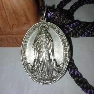 Lote religioso: Moreneta y medalla cofradía