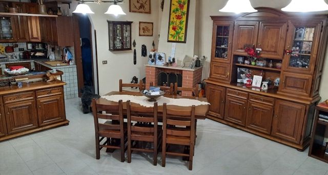 Camera da pranzo noce nazionale.