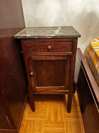 Mesilla antigua de mármol y madera