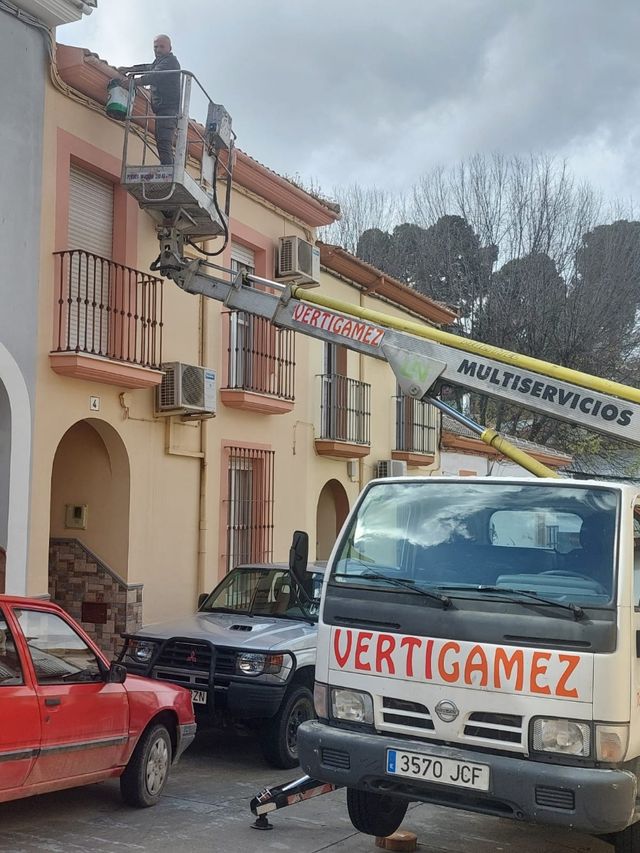 Se limpian canalones con camión propio