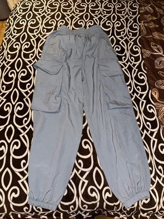 Pantalón cargo azul de Bershka