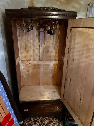 Armario antiguo con espejo