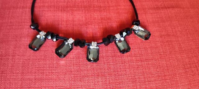 Collana con ciondoli neri e dorati.