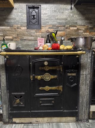 Cocina leña Hergom negra y dorada