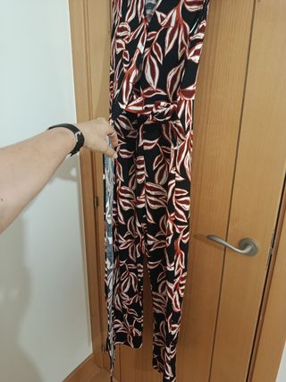 Mono estampado rojo y negro