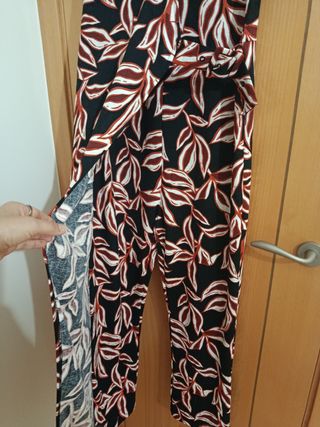 Mono estampado rojo y negro