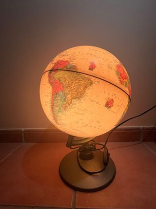 Globo terráqueo vintage con luz