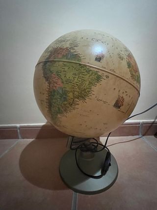 Globo terráqueo vintage con luz