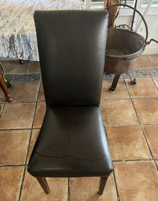 Silla marrón de piel sintética