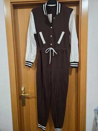 Mono marrón blanco deportivo