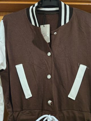 Mono marrón blanco deportivo