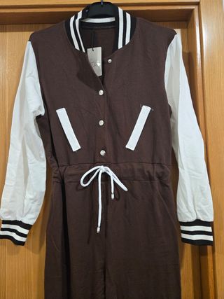 Mono marrón blanco deportivo
