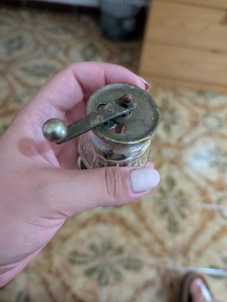 Macinapepe antico in vetro e metallo