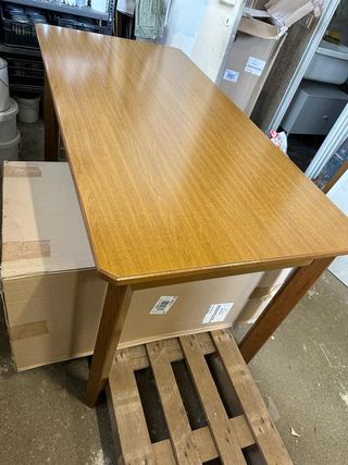 Tavolo in legno marrone