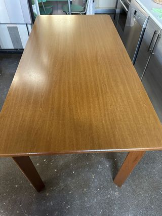 Tavolo in legno marrone