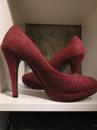 Zapatos tacón rojo brillantes