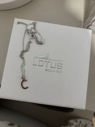Collar Lotus plata inicial C