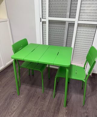 Mesa y 2 sillas verdes