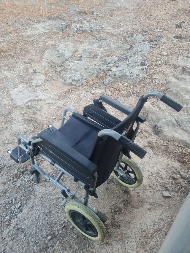 Silla de ruedas plegable con reposapies