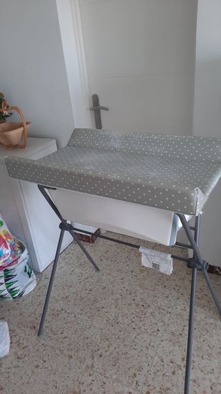Bañera Stokke plegable, patas y cambiador rígido.