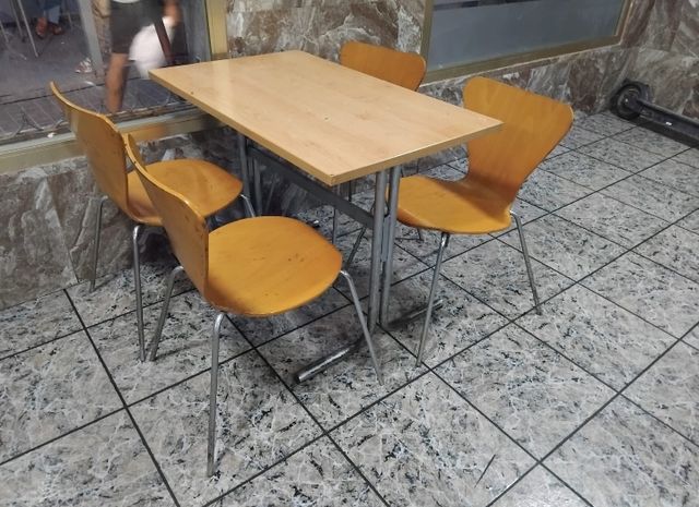 Mesa+4 sillas para bares serian 5 mesas+20 sillas