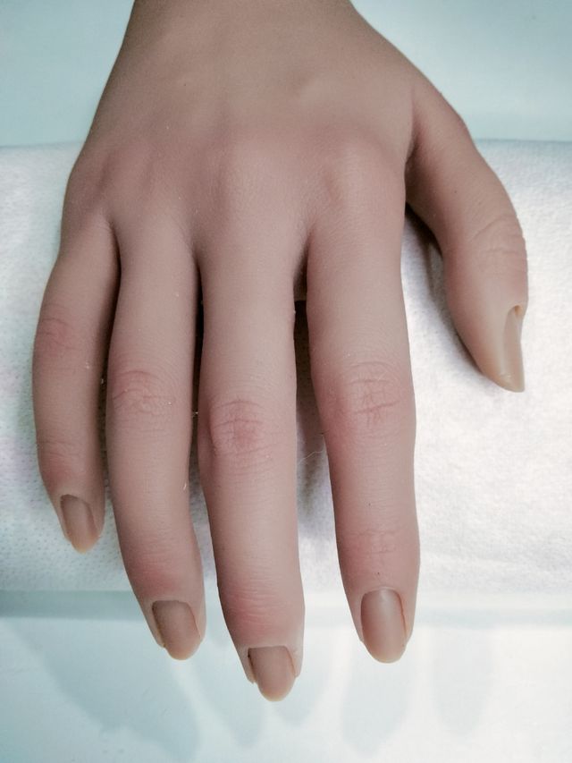 Mano de silicona hiperrealista
