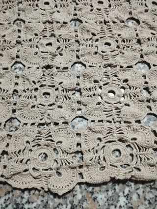 Tovaglia all'uncinetto beige vintage