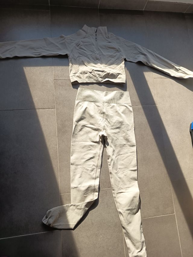 Top corto deportivo beige, leggings ajustados