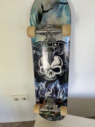 Monopatín con diseño calavera