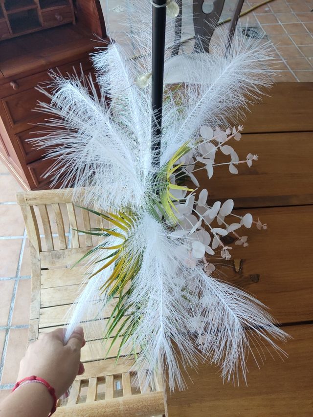 Centro mesa plumas blancas y verdes