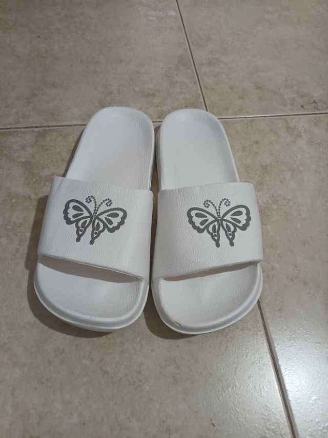 Chanclas blancas - mariposas