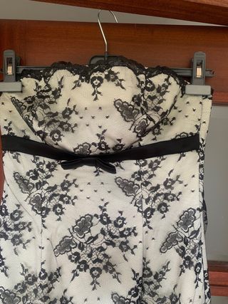 Vestido palabra de honor de encaje blanco y negro