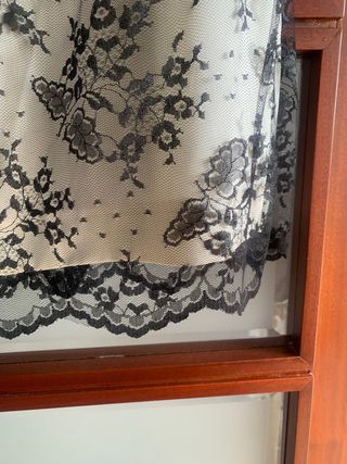 Vestido palabra de honor de encaje blanco y negro