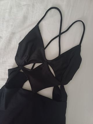 Vestido negro mini, abertura